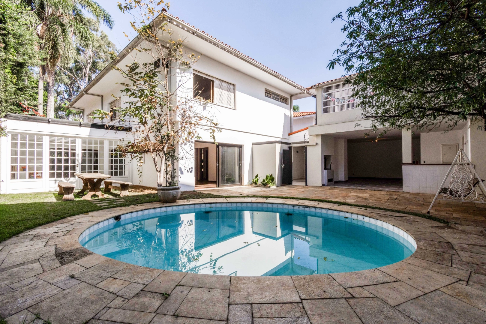 Casa com potencial de reforma próxima à Praça Horácio Sabino - Imagem 1