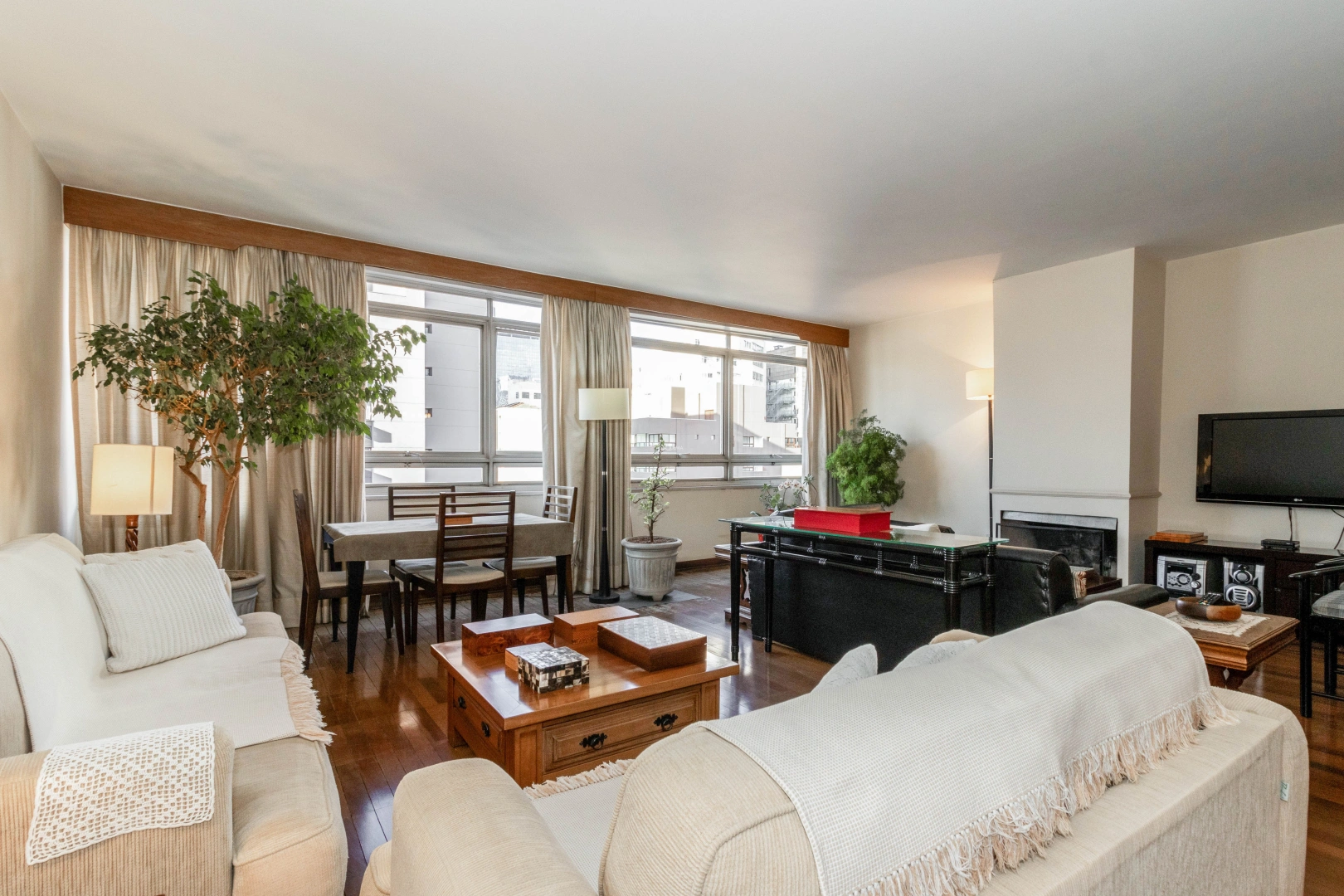Apartamento em andar alto com living amplo e iluminado - Imagem 1