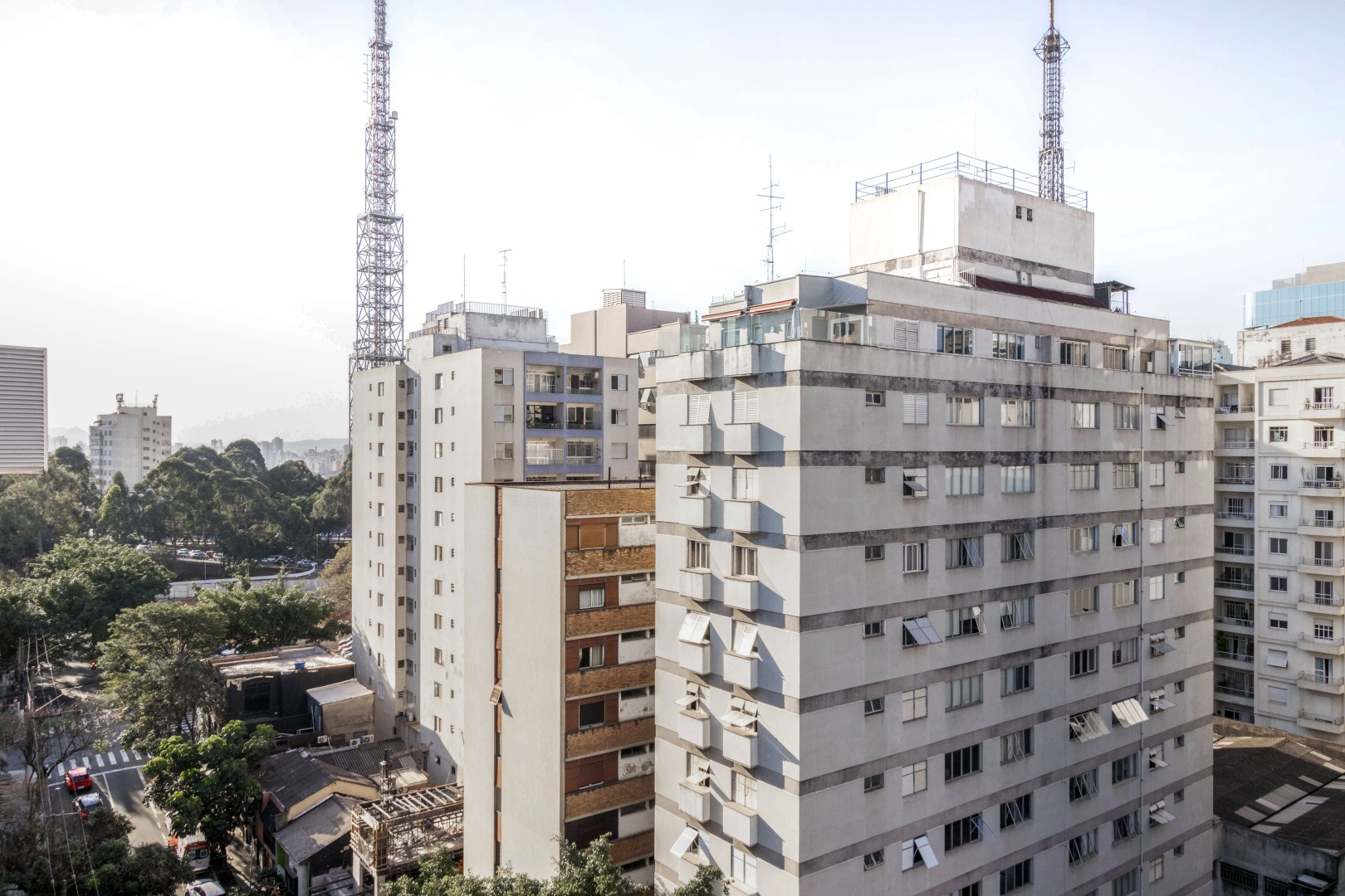 Apartamento em andar alto com living amplo e iluminado - Imagem 4