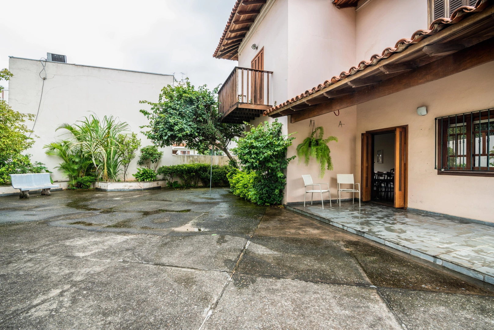 Casa com potencial para reforma - Imagem 1