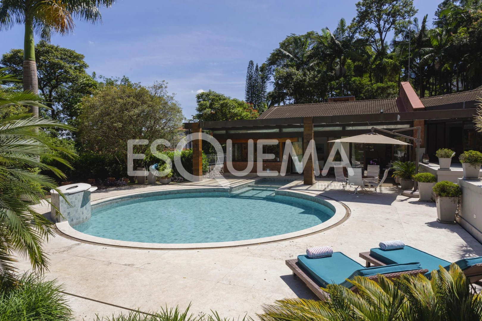 Casa bem localizada e espaçosa - Imagem 1