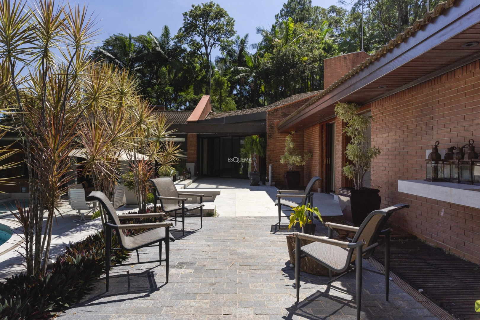 Casa bem localizada e espaçosa - Imagem 6