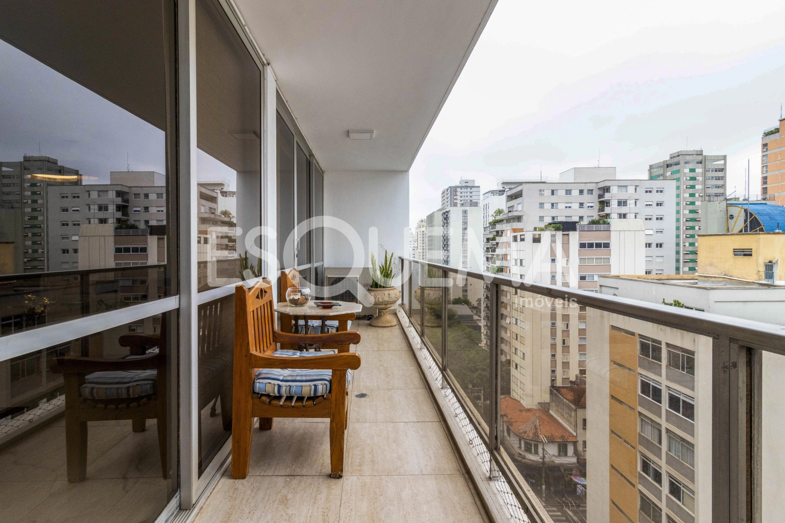 Apartamento reformado, elegante e bem localizado - Imagem 2