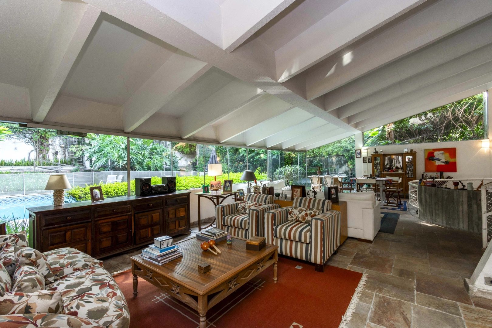 Casa em rua arborizada e tranquila - Imagem 1