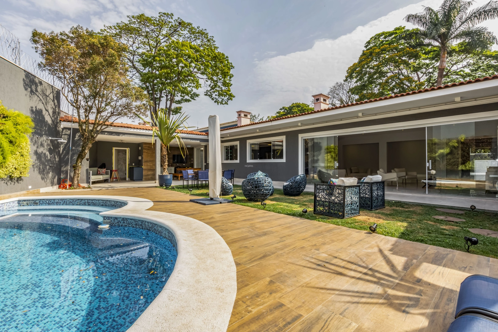 Casa com jardim privilegiado - Imagem 1