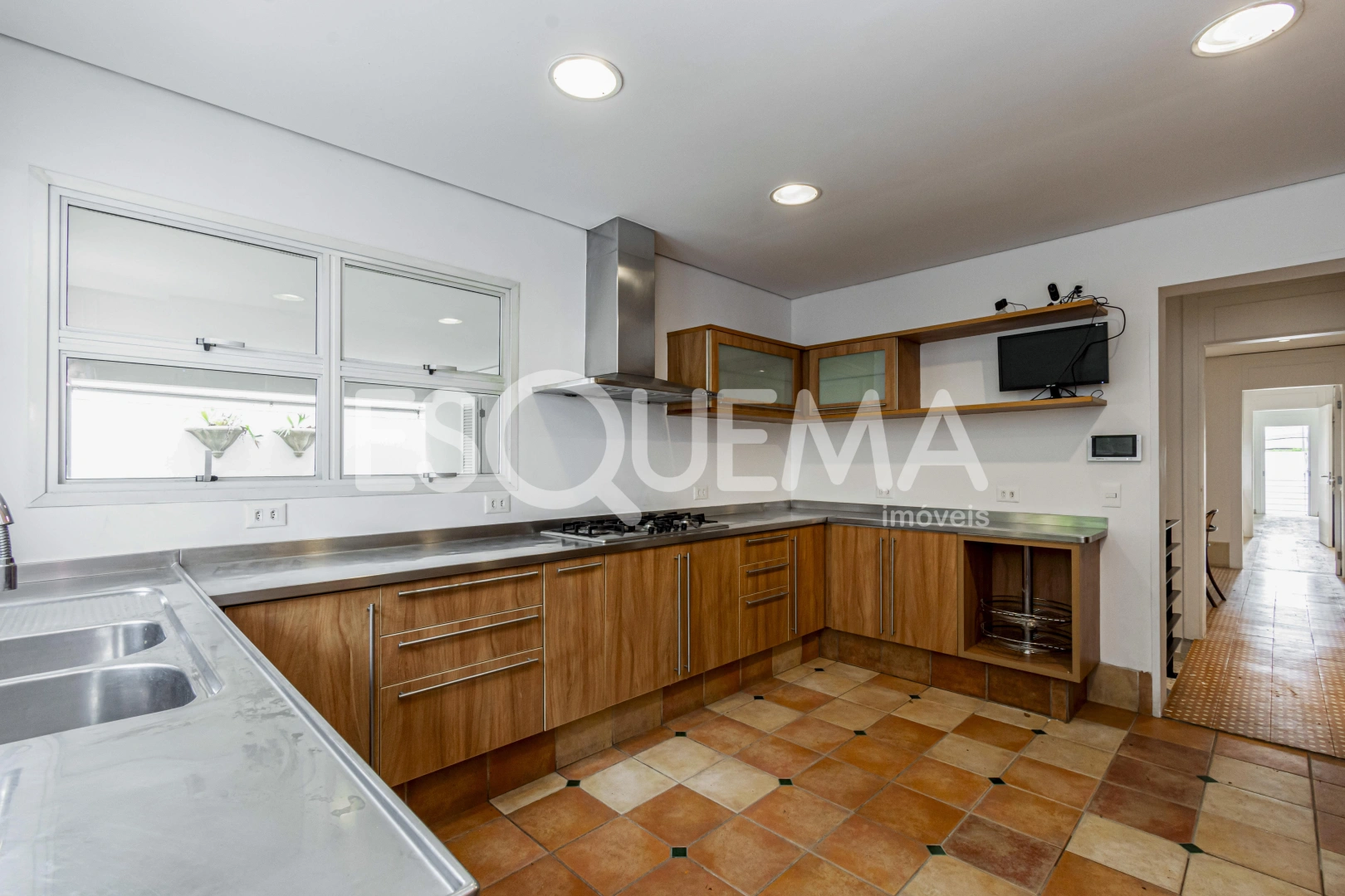 Casa espaçosa com área de lazer e amplo jardim - Imagem 10