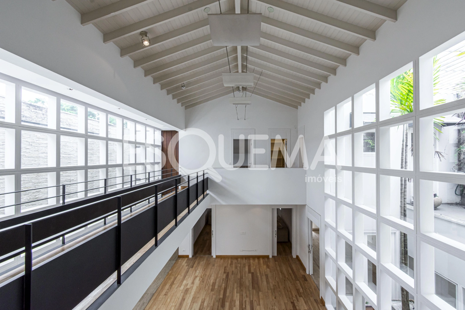Casa espaçosa com área de lazer e amplo jardim - Imagem 11