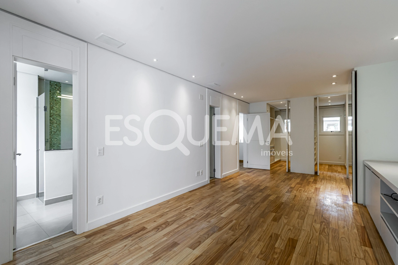 Casa espaçosa com área de lazer e amplo jardim - Imagem 12