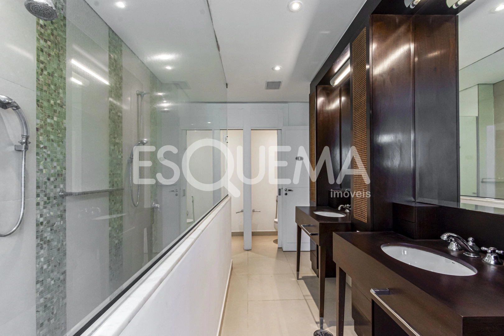 Casa espaçosa com área de lazer e amplo jardim - Imagem 13
