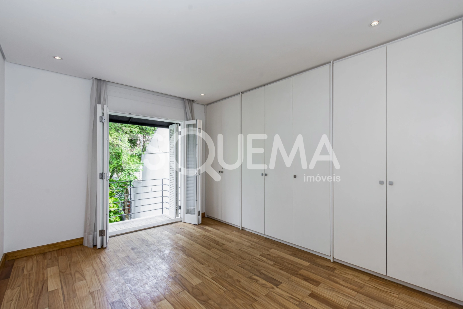 Casa espaçosa com área de lazer e amplo jardim - Imagem 14