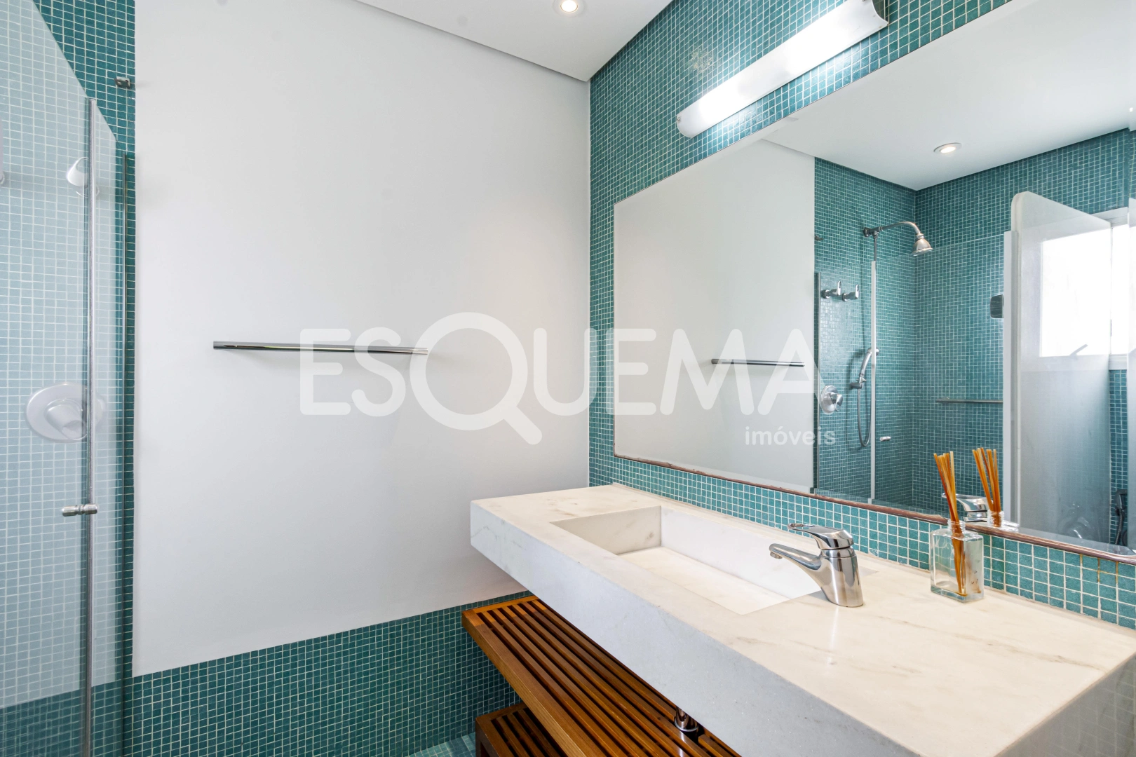 Casa espaçosa com área de lazer e amplo jardim - Imagem 15