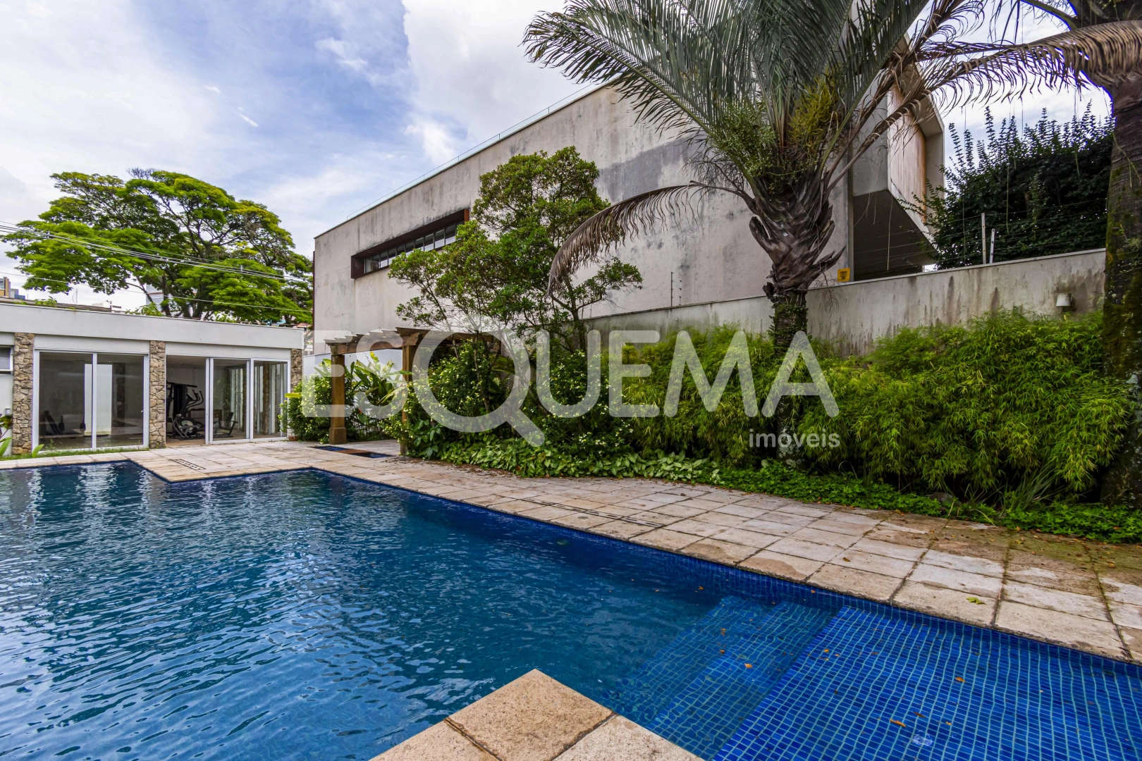 Casa espaçosa com área de lazer e amplo jardim - Imagem 1