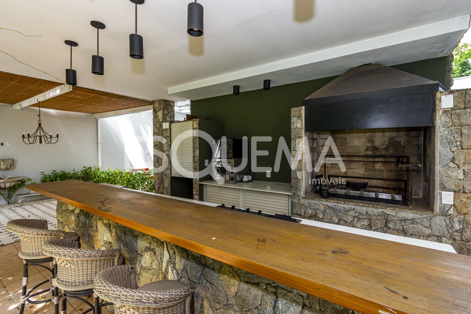 Casa espaçosa com área de lazer e amplo jardim - Imagem 2