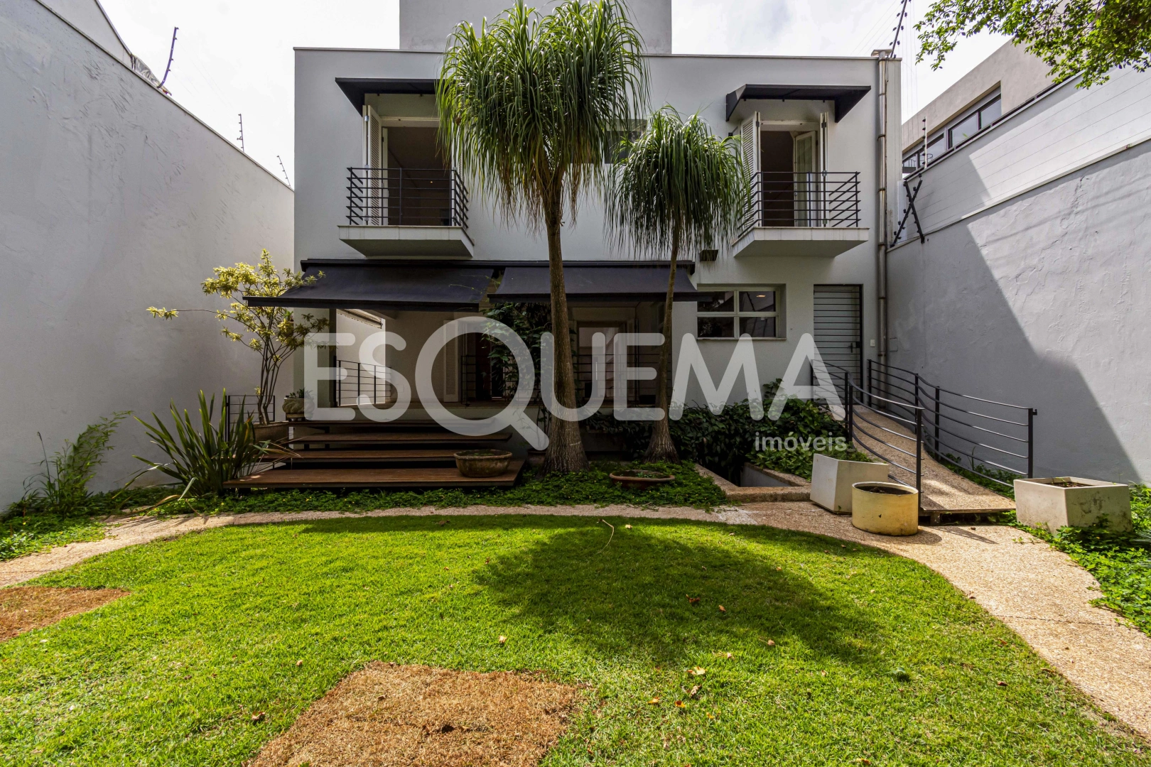 Casa espaçosa com área de lazer e amplo jardim - Imagem 3