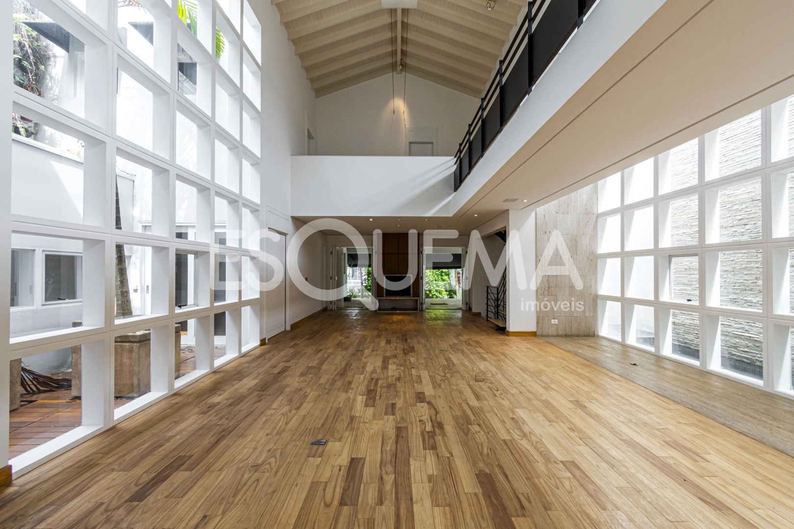 Casa espaçosa com área de lazer e amplo jardim - Imagem 4