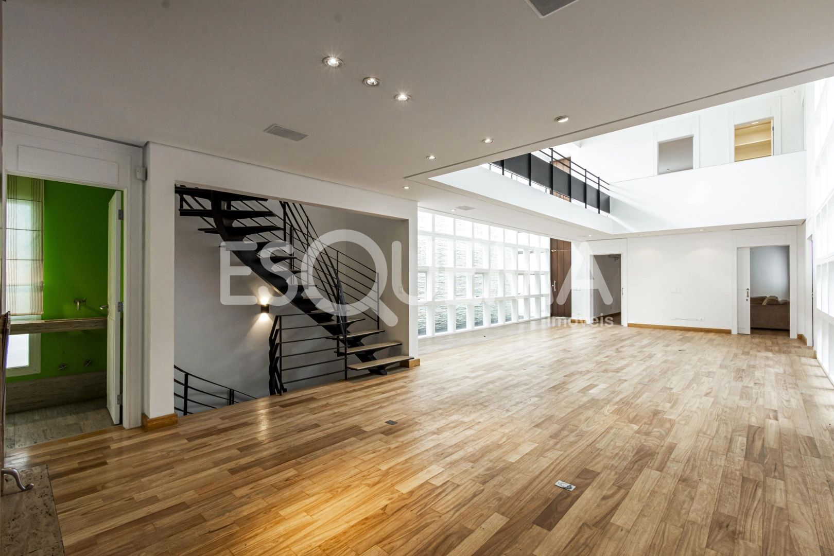 Casa espaçosa com área de lazer e amplo jardim - Imagem 5