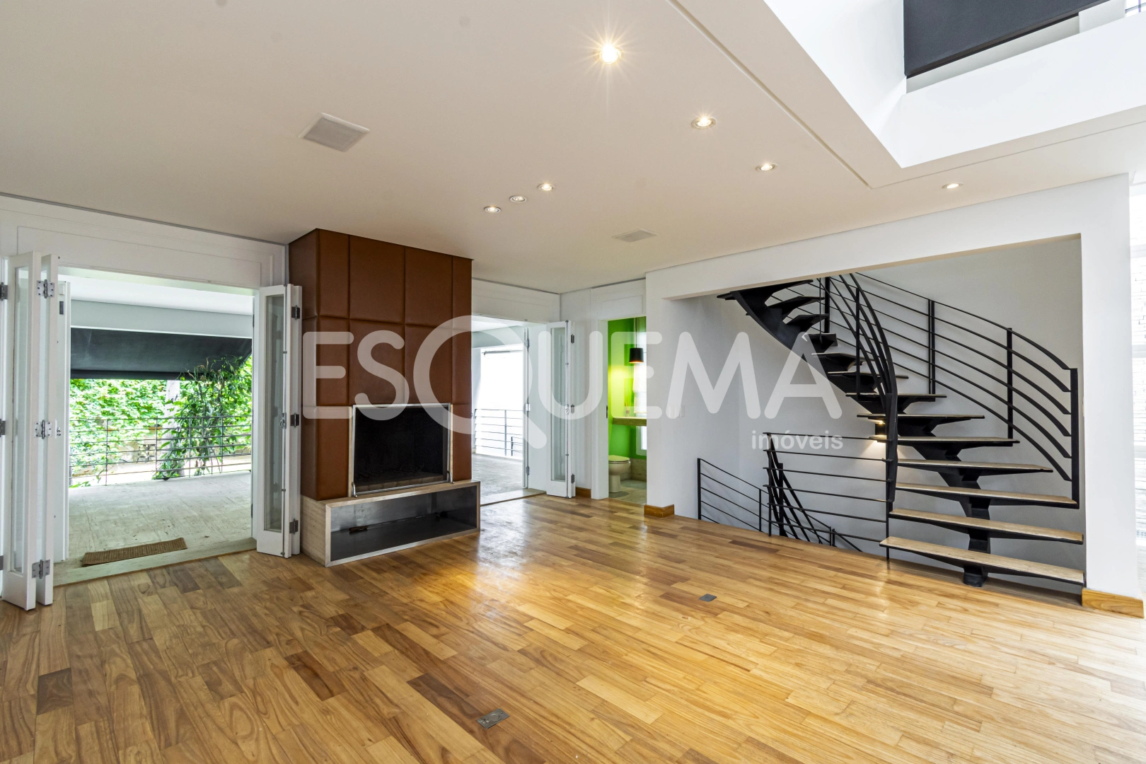 Casa espaçosa com área de lazer e amplo jardim - Imagem 6