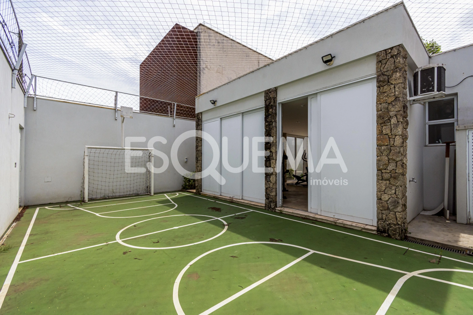 Casa espaçosa com área de lazer e amplo jardim - Imagem 8