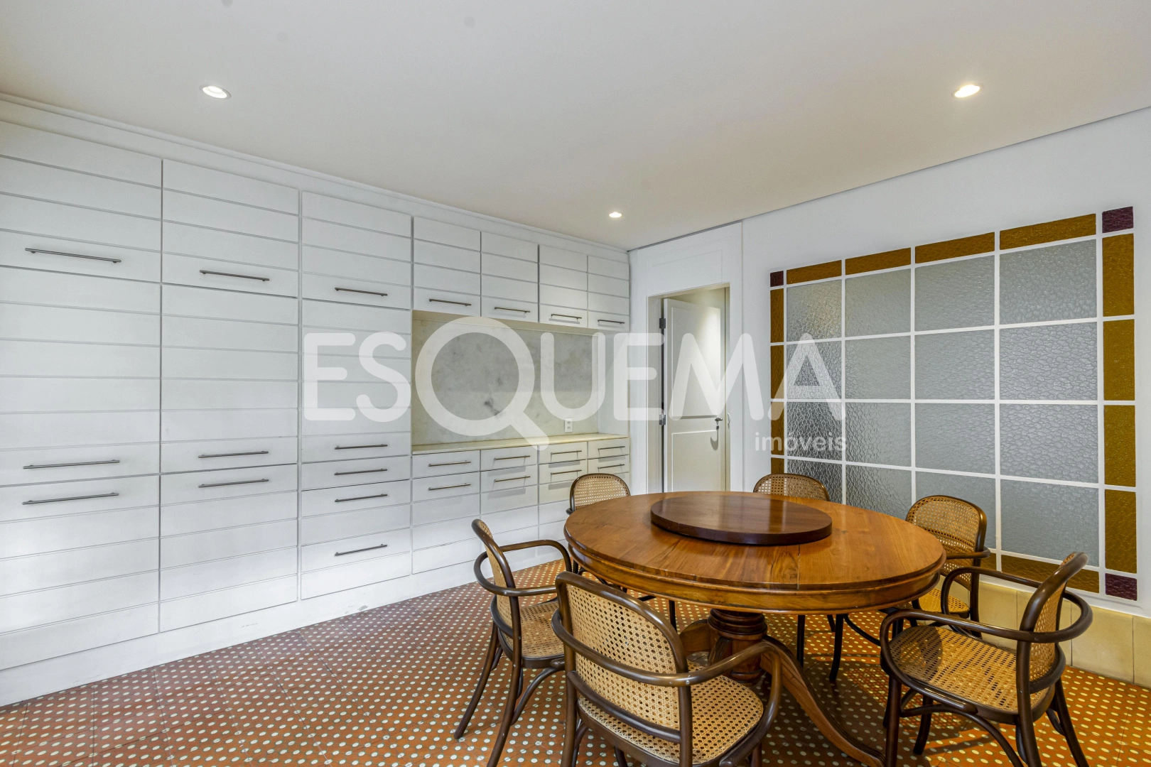 Casa espaçosa com área de lazer e amplo jardim - Imagem 9