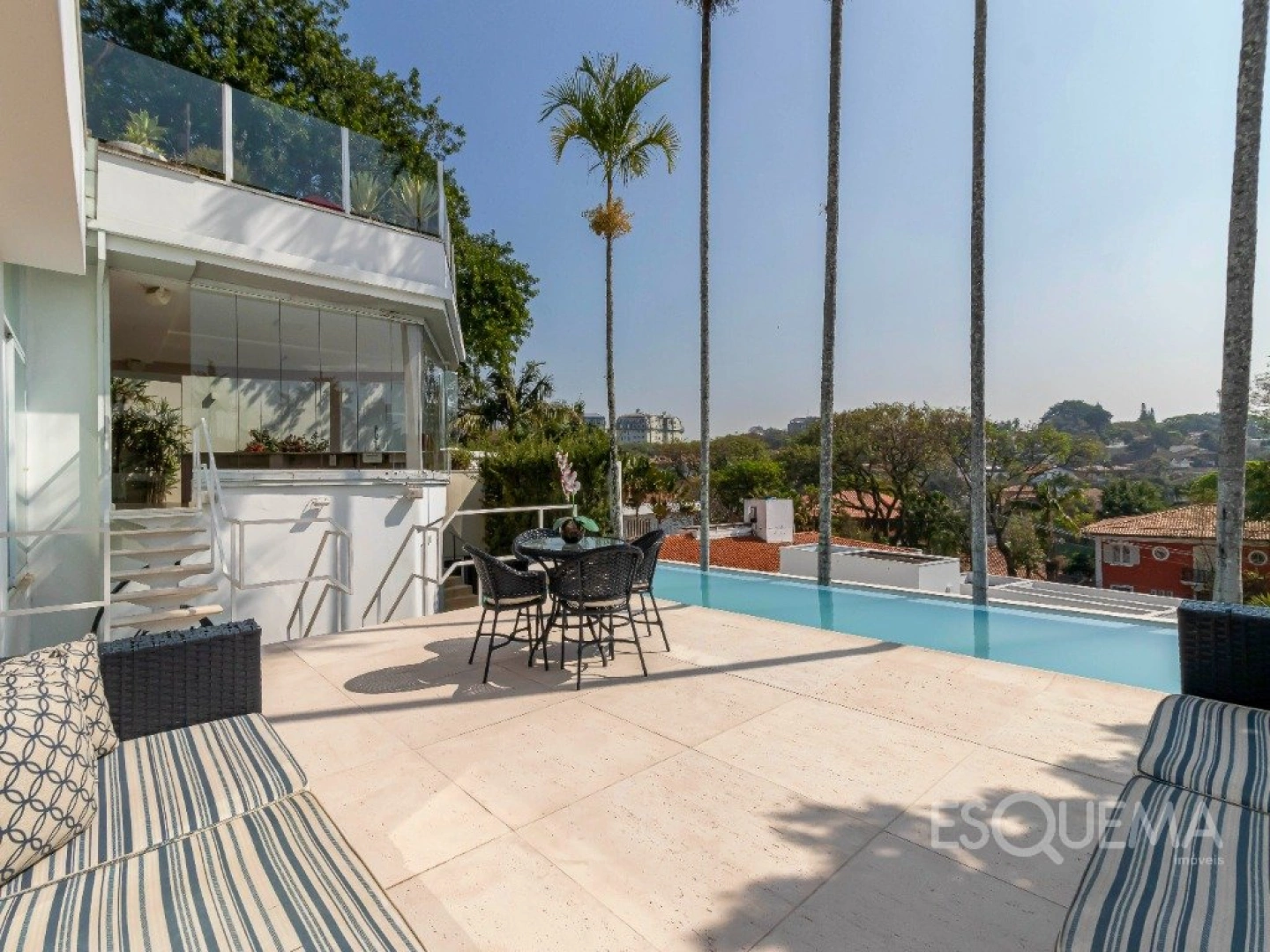 Casa reformada com vista privilegiada - Imagem 1