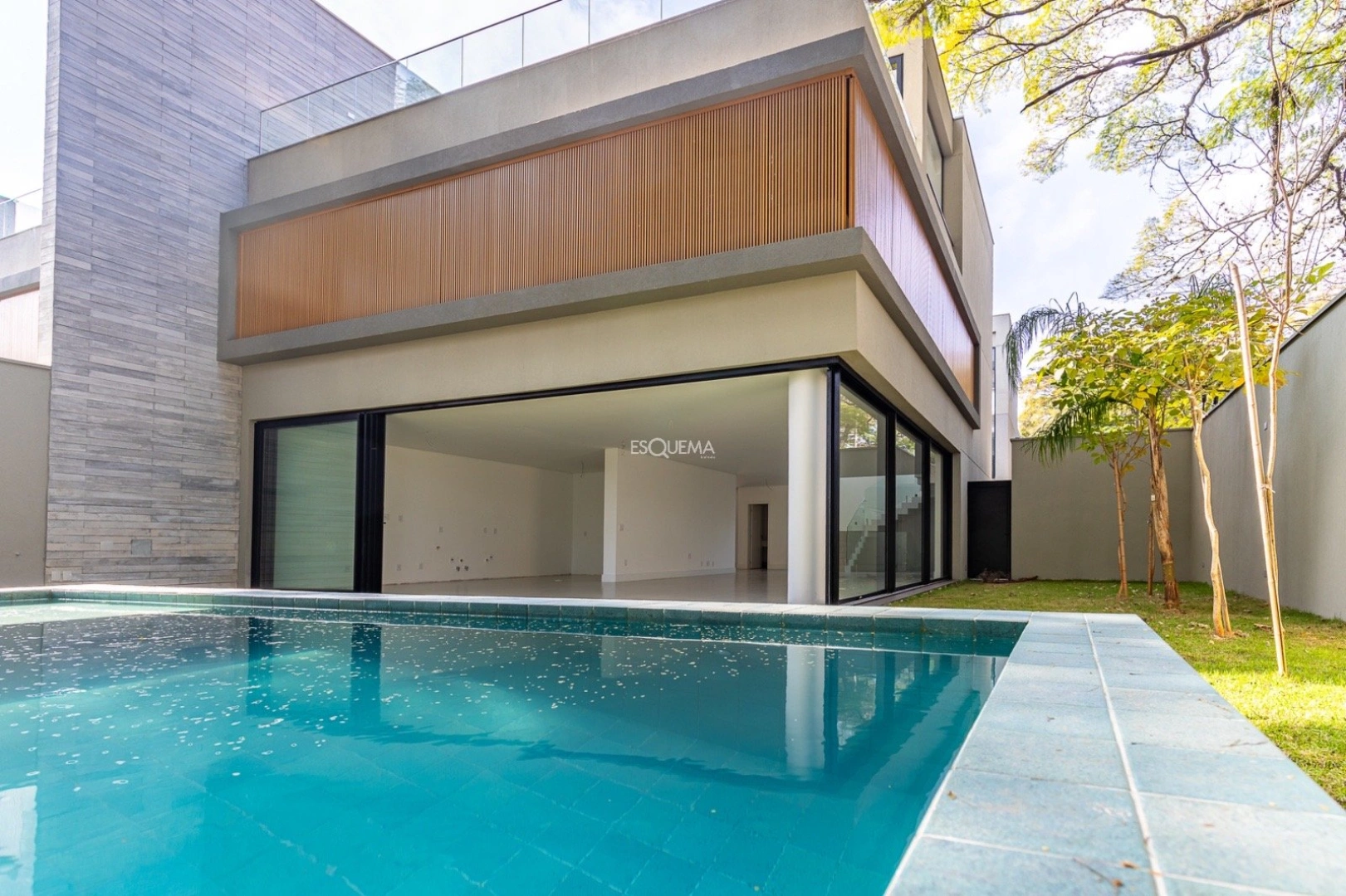 Casa nova de condominio com projeto de João Armentano - Imagem 2