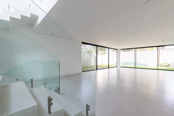 Casa nova de condominio com projeto de João Armentano