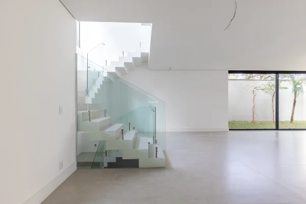 Casa nova de condominio com projeto de João Armentano