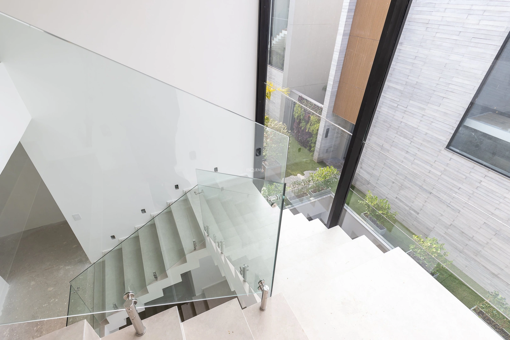 Casa nova de condominio com projeto de João Armentano - Imagem 7