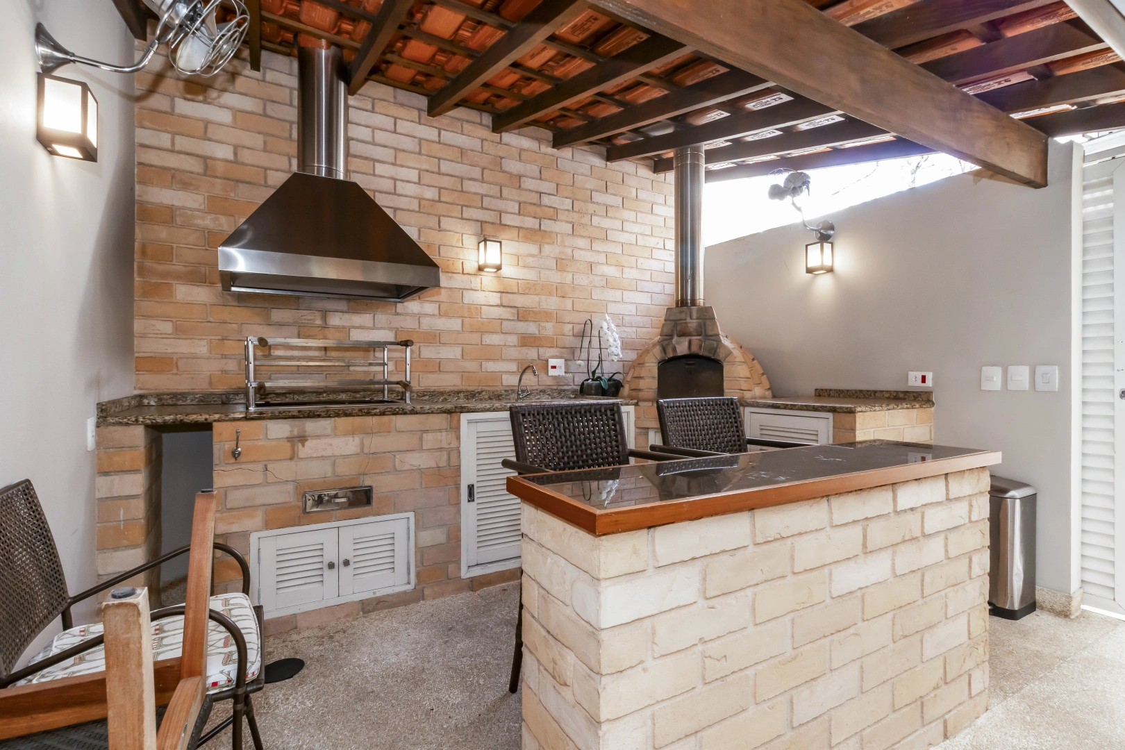 Casa bem localizada com área gourmet - Imagem 9