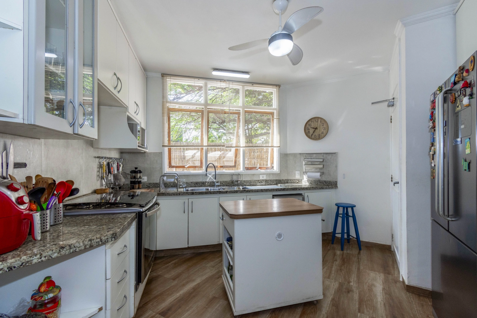 Casa com jardim amplo e piscina - Imagem 12