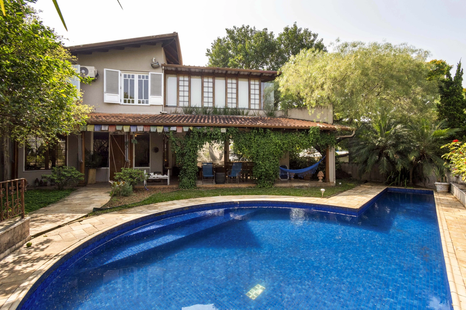 Casa com jardim amplo e piscina - Imagem 1