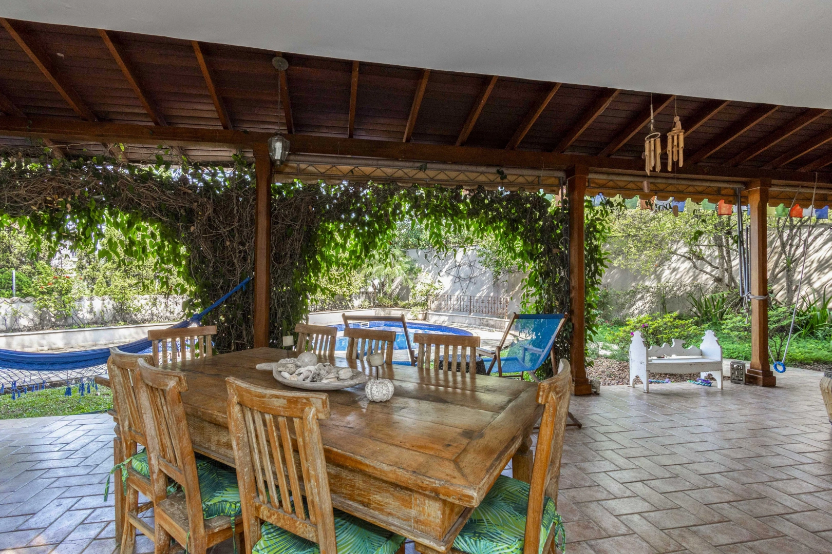 Casa com jardim amplo e piscina - Imagem 2