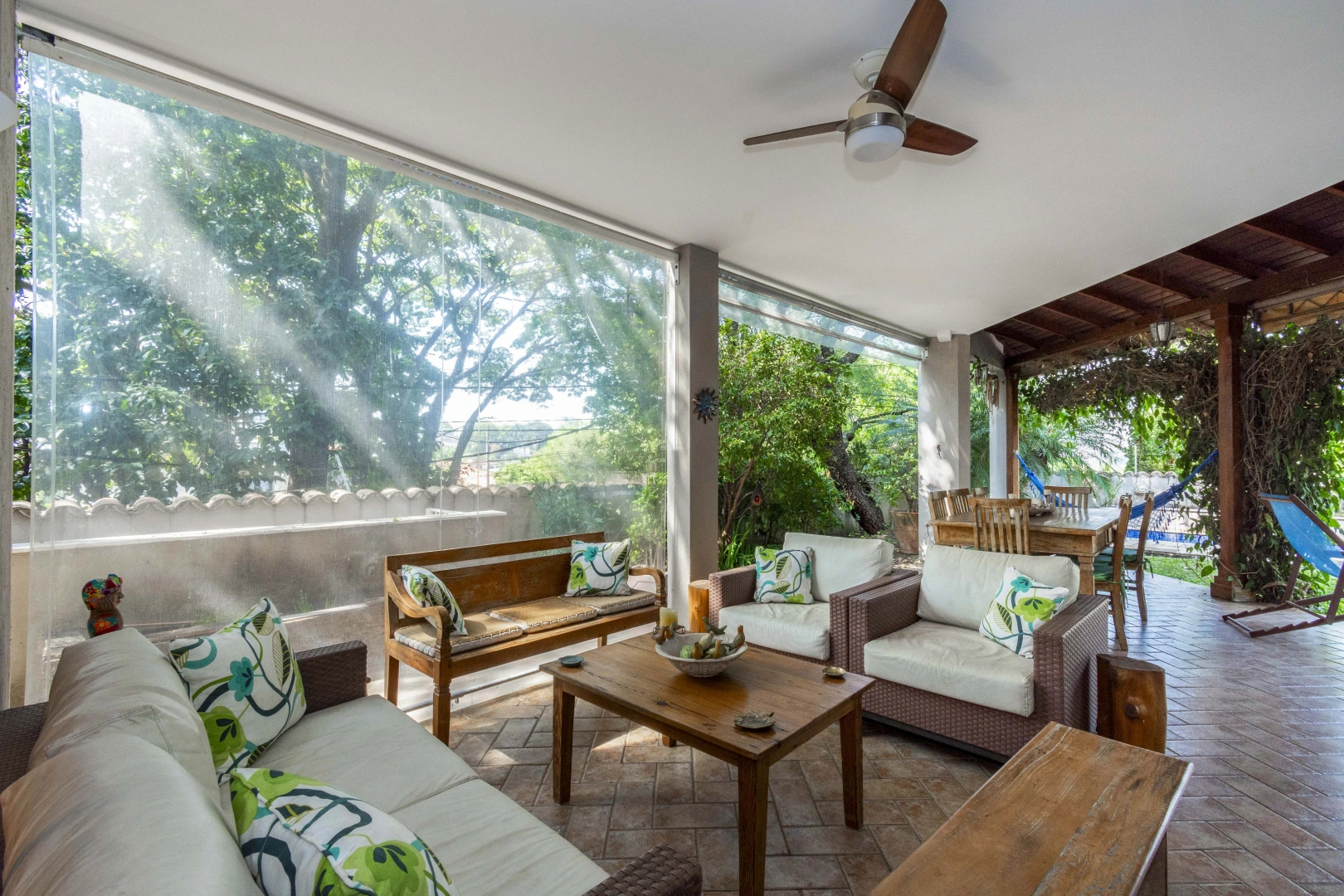 Casa com jardim amplo e piscina - Imagem 3