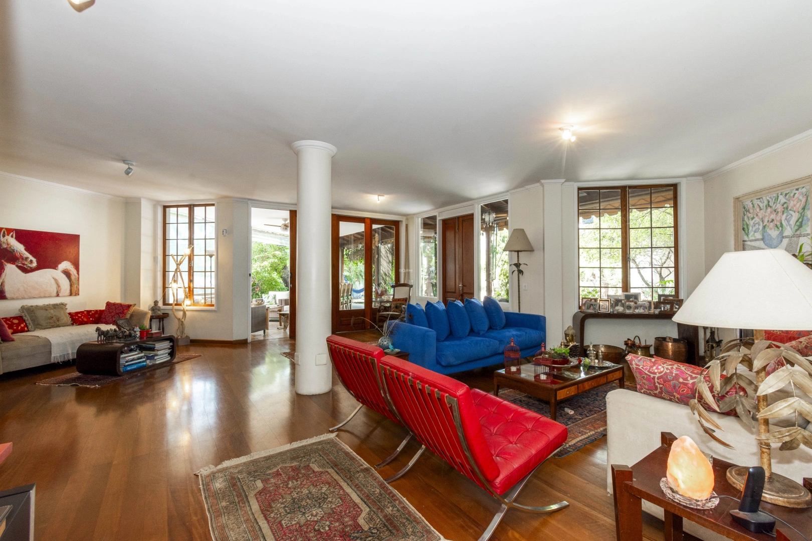 Casa com jardim amplo e piscina - Imagem 4