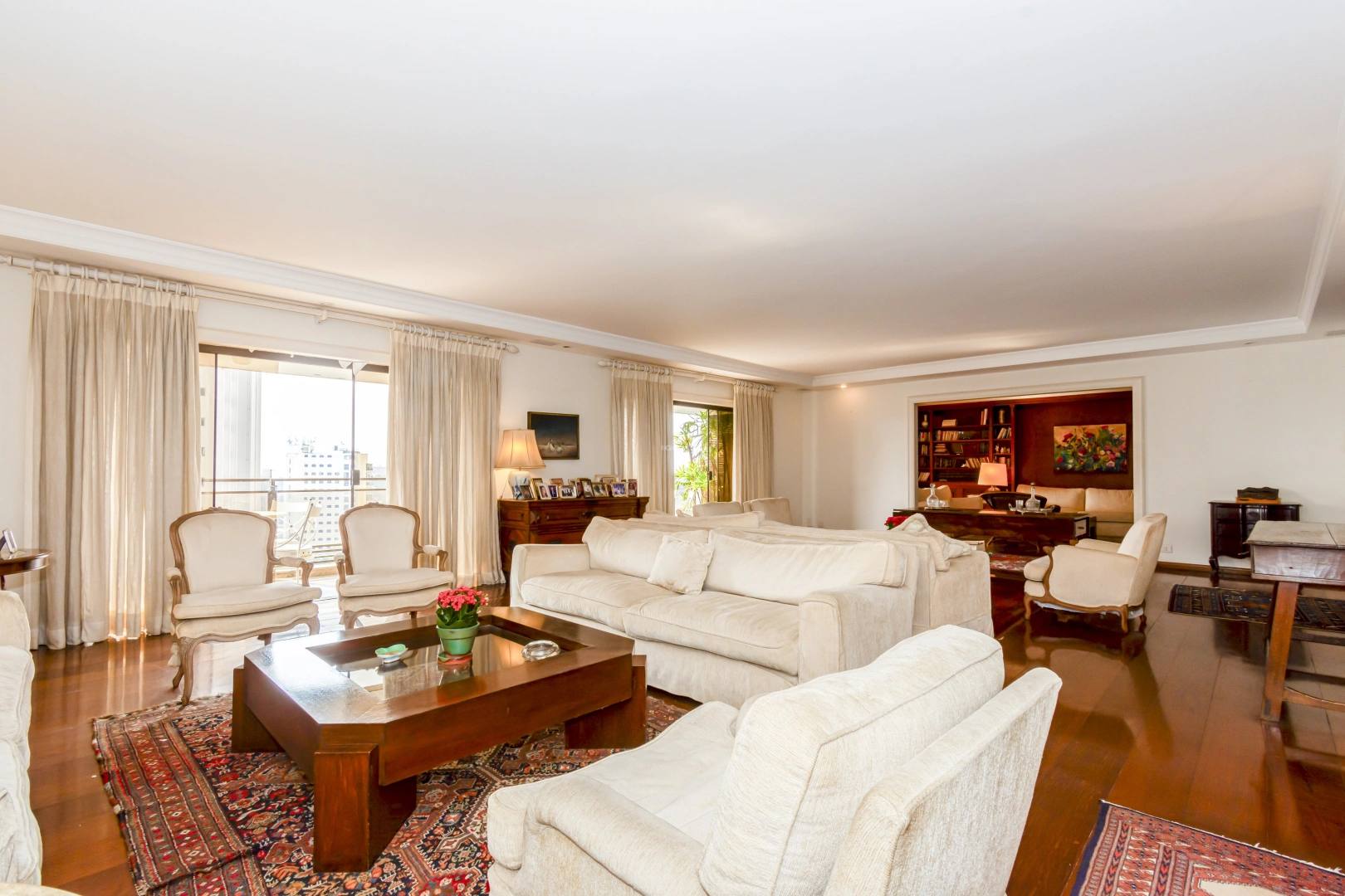 Apartamento com ampla varanda - Imagem 1