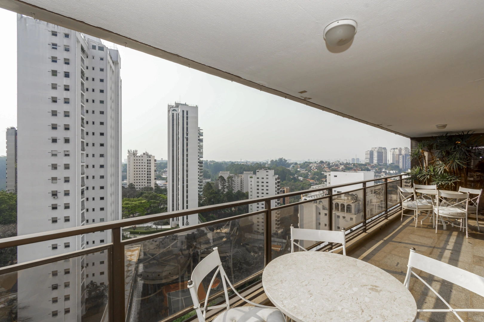 Apartamento com ampla varanda - Imagem 2