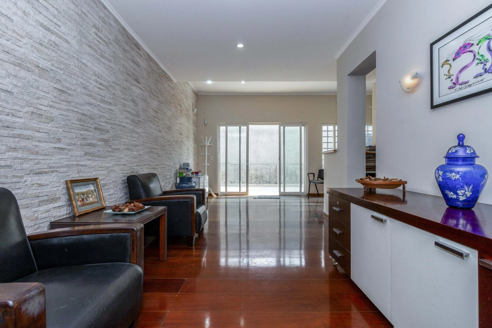 Casa com ambientes amplos e multifuncionais - Imagem 13