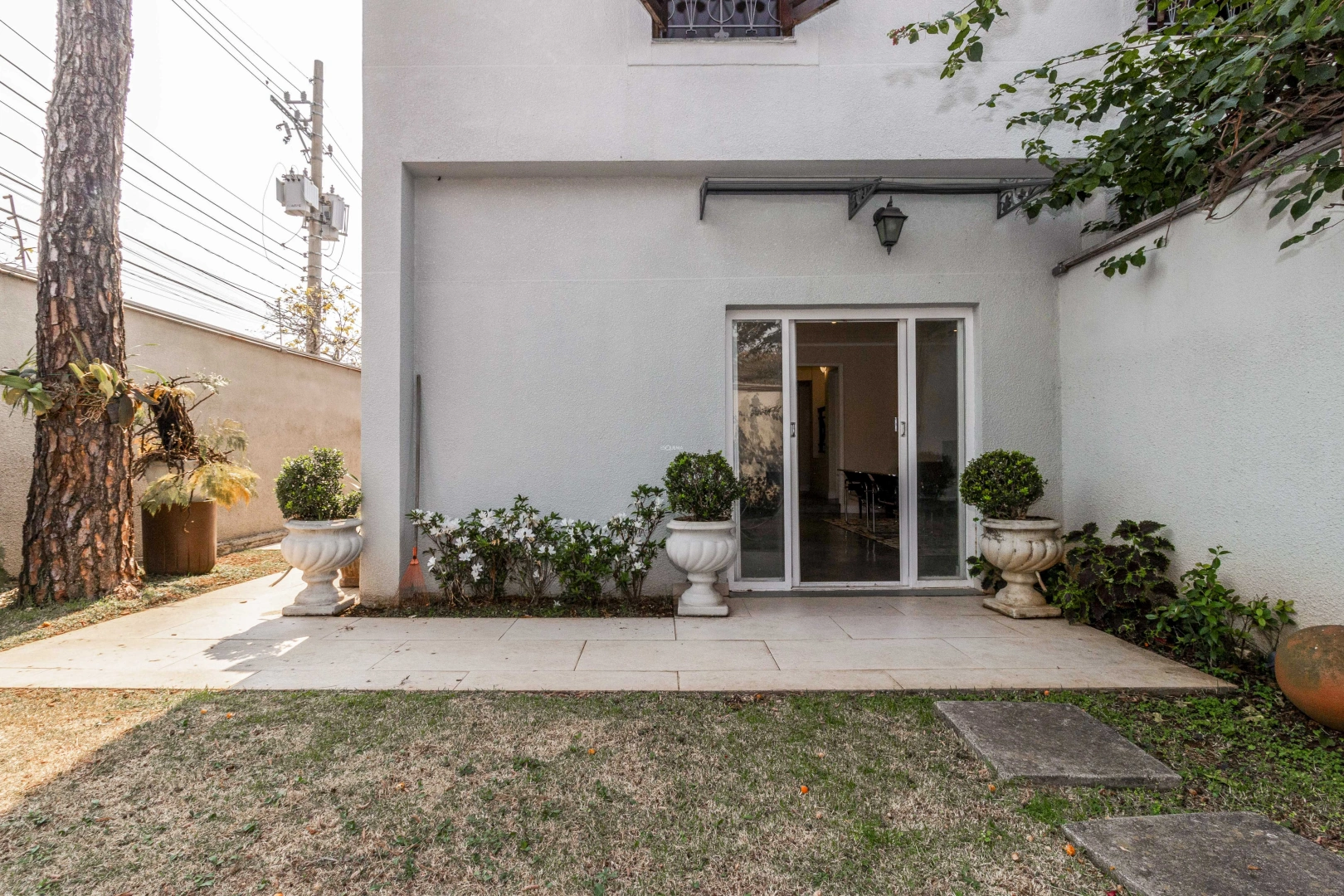 Casa com ambientes amplos e multifuncionais - Imagem 1