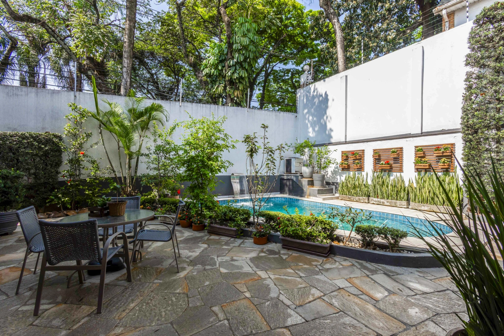 Casa de esquina em estilo mediterrâneo - Imagem 1