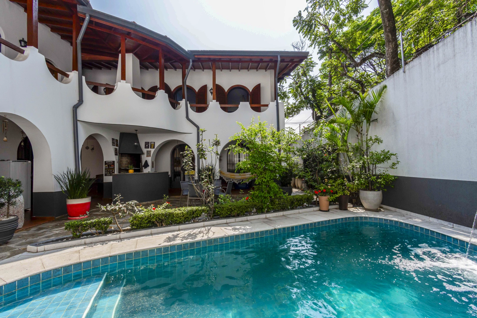 Casa de esquina em estilo mediterrâneo - Imagem 2