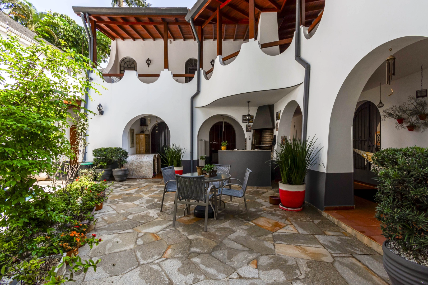 Casa de esquina em estilo mediterrâneo - Imagem 3