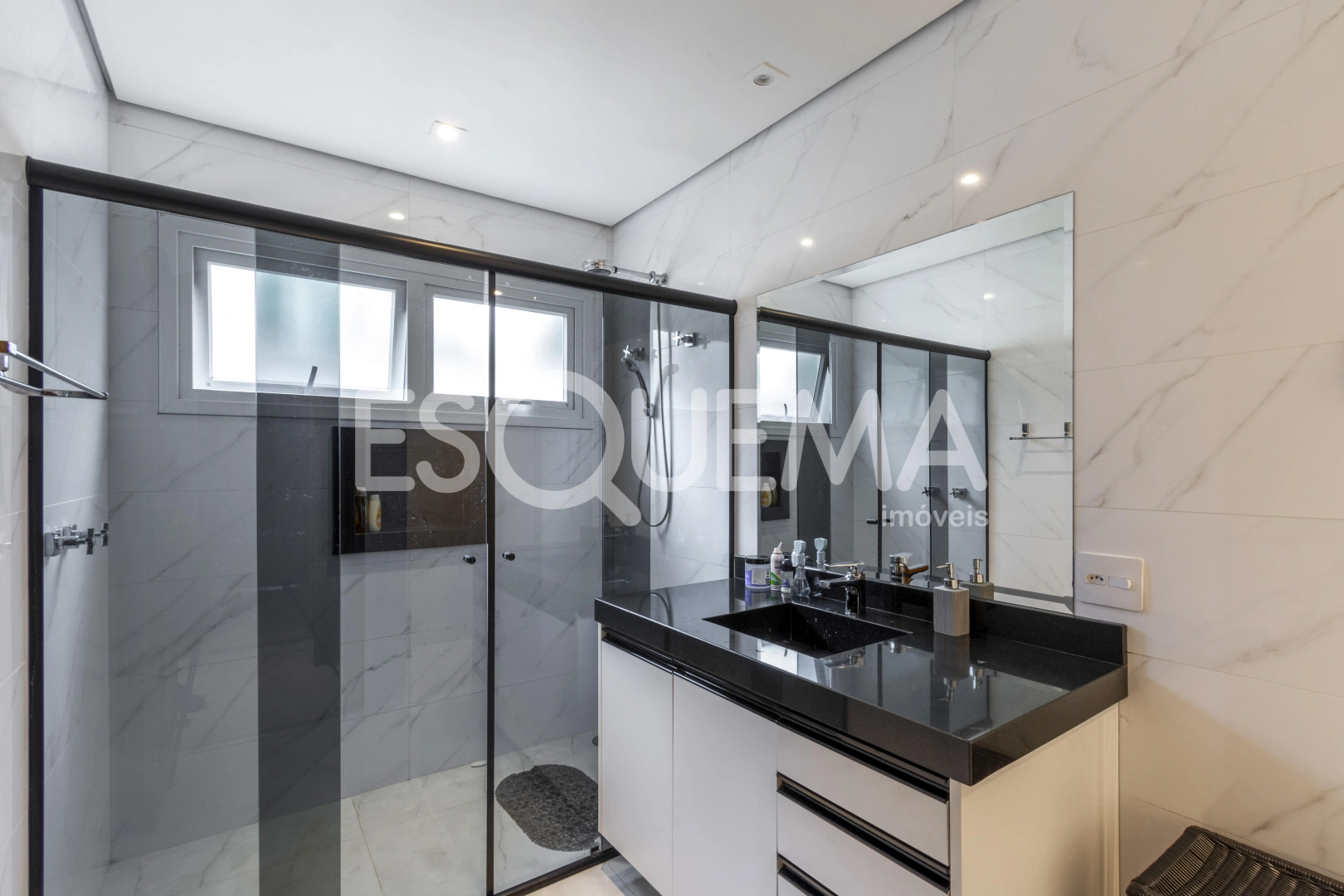 Casa ampla com piscina - Imagem 11