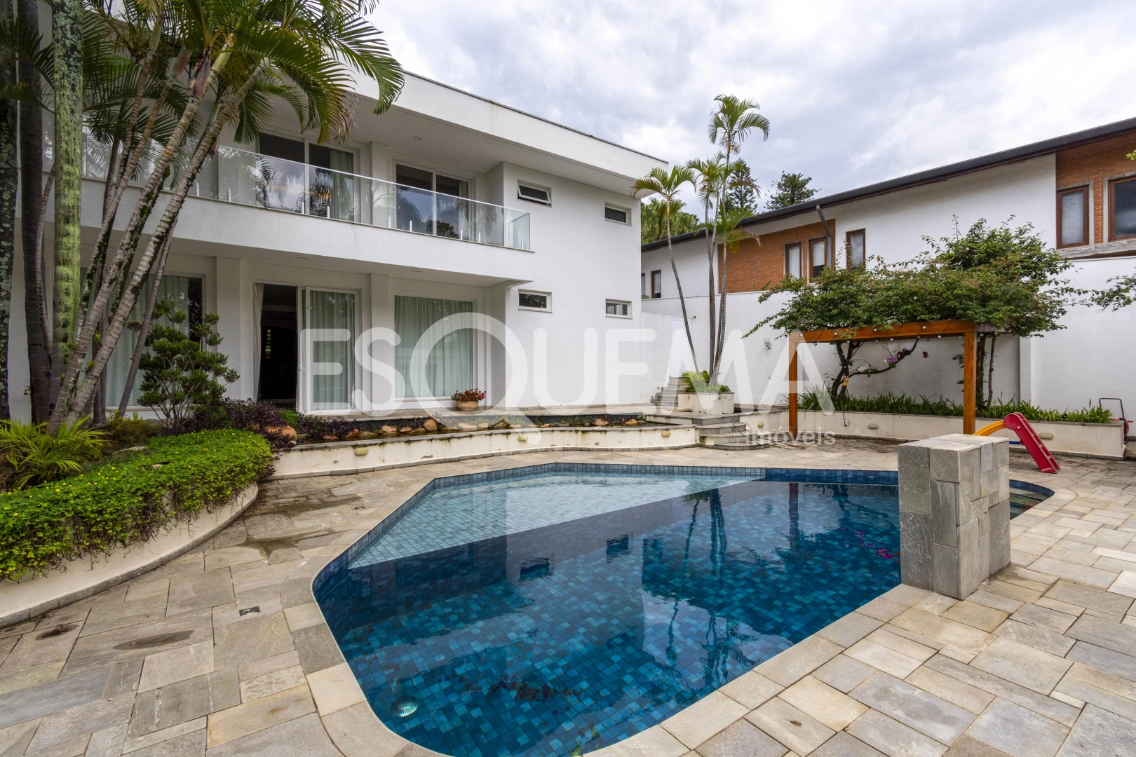 Casa ampla com piscina - Imagem 1