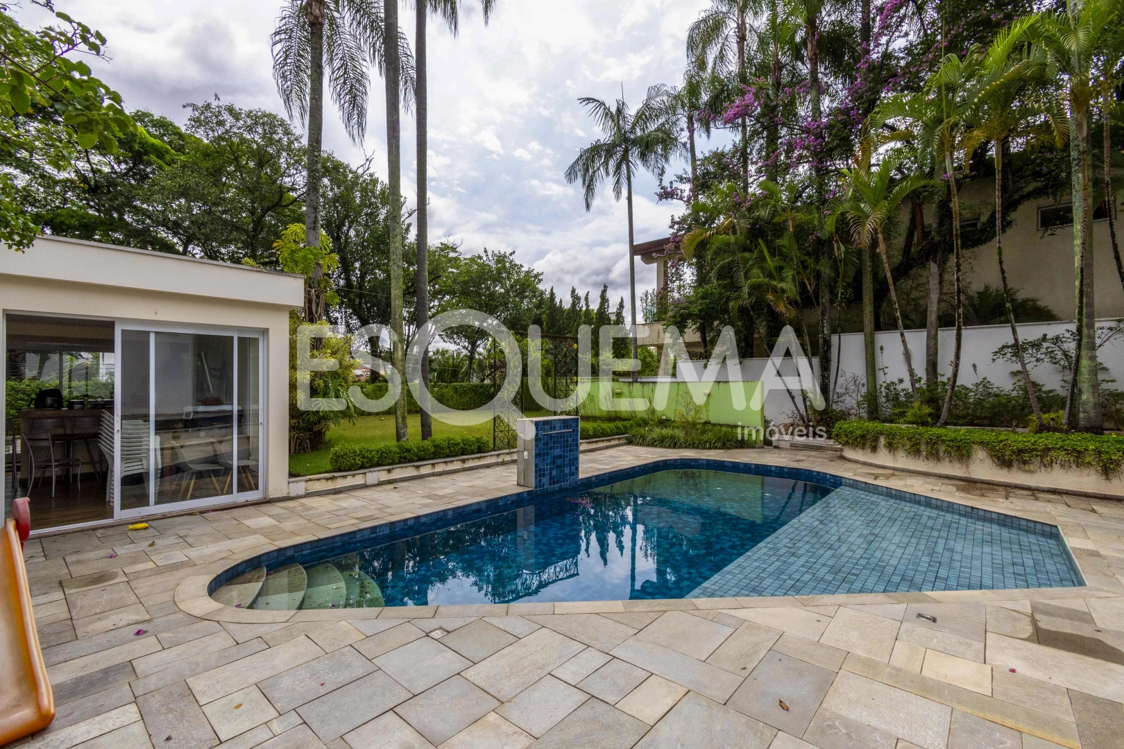 Casa ampla com piscina - Imagem 2