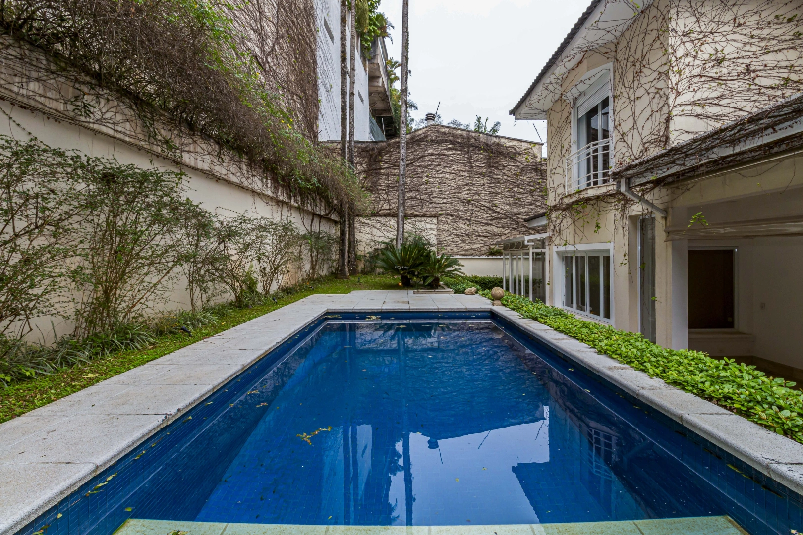 Casa reformada em condomínio - Imagem 1