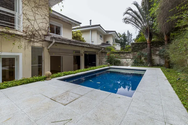 Casa reformada em condomínio