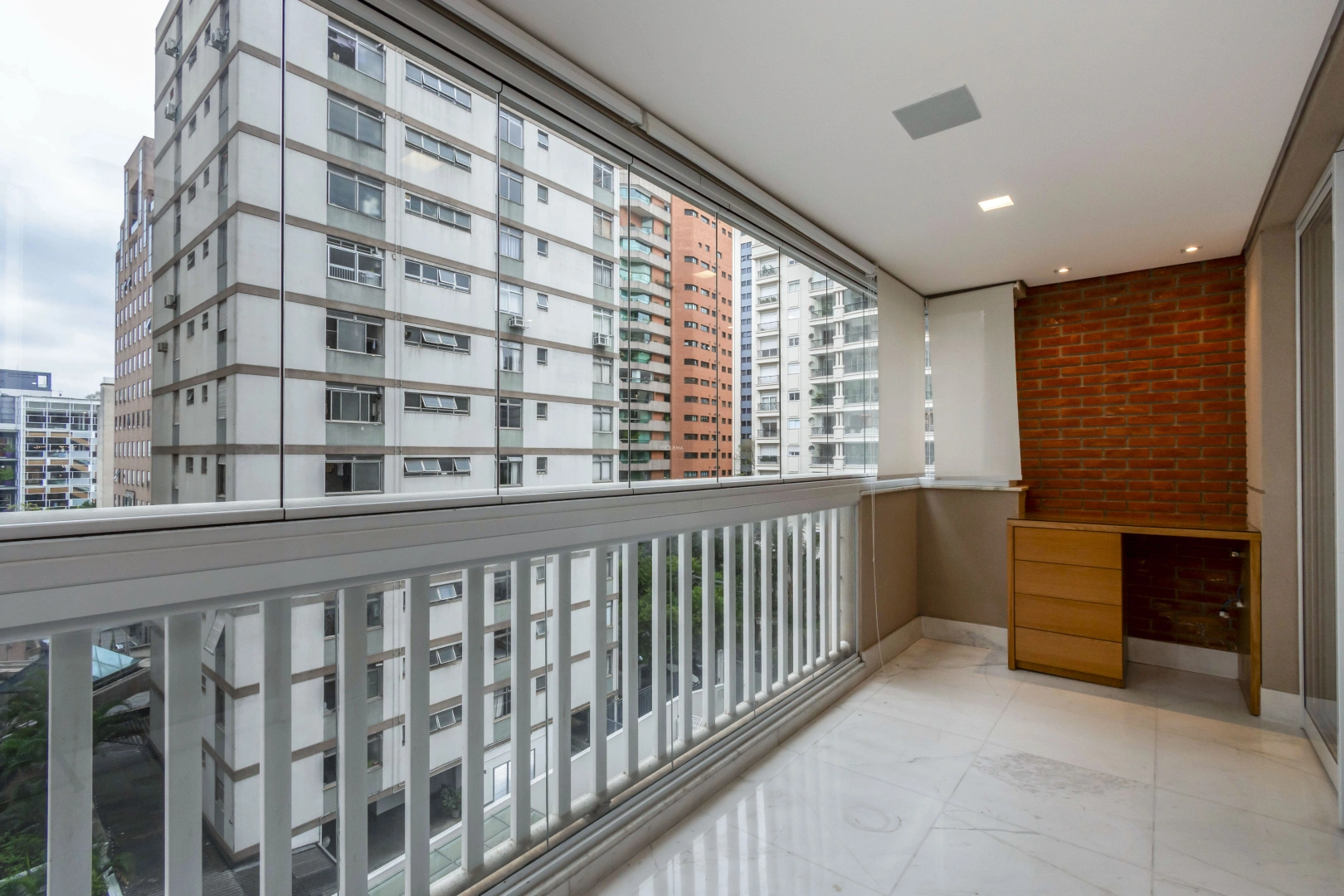 Apartamento reformado e bem iluminado - Imagem 2