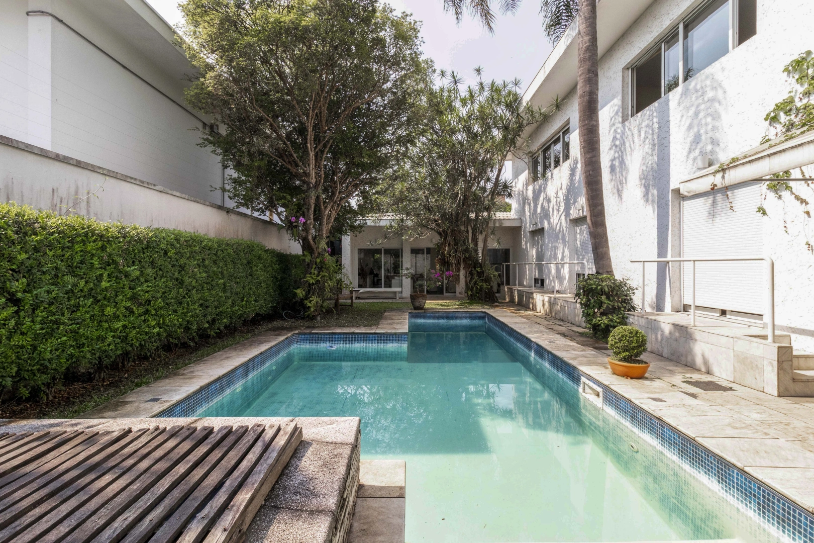 Casa em rua fechada ao lado do Parque Ibirapuera - Imagem 1