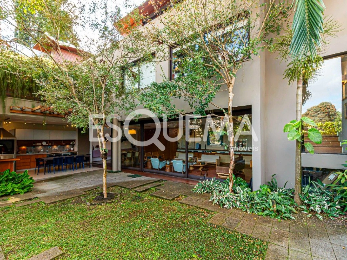 Casa moderna em condomínio arborizado - Imagem 1