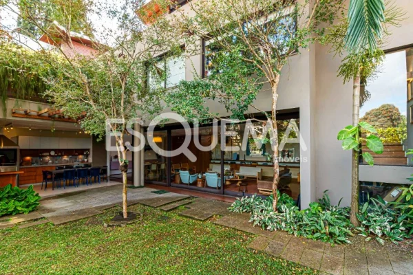Casa moderna em condomínio arborizado